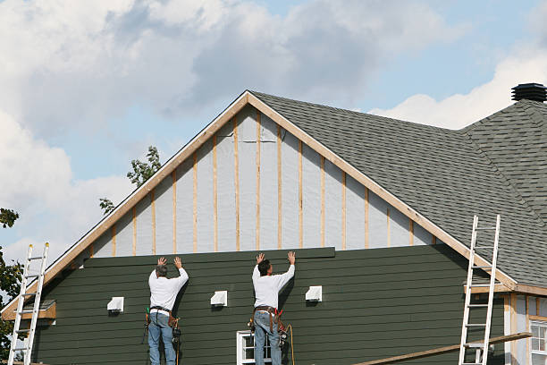 Professional Siding Repair technician working in New London, TX